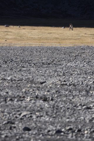 2 randonneurs au fond du lac de Salanfe