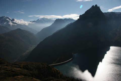 L'ombre des Perrons dans le lac d'Emosson